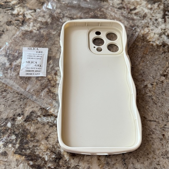 Wavy Seashell Pattern Phone Case - Picture 2 of 7